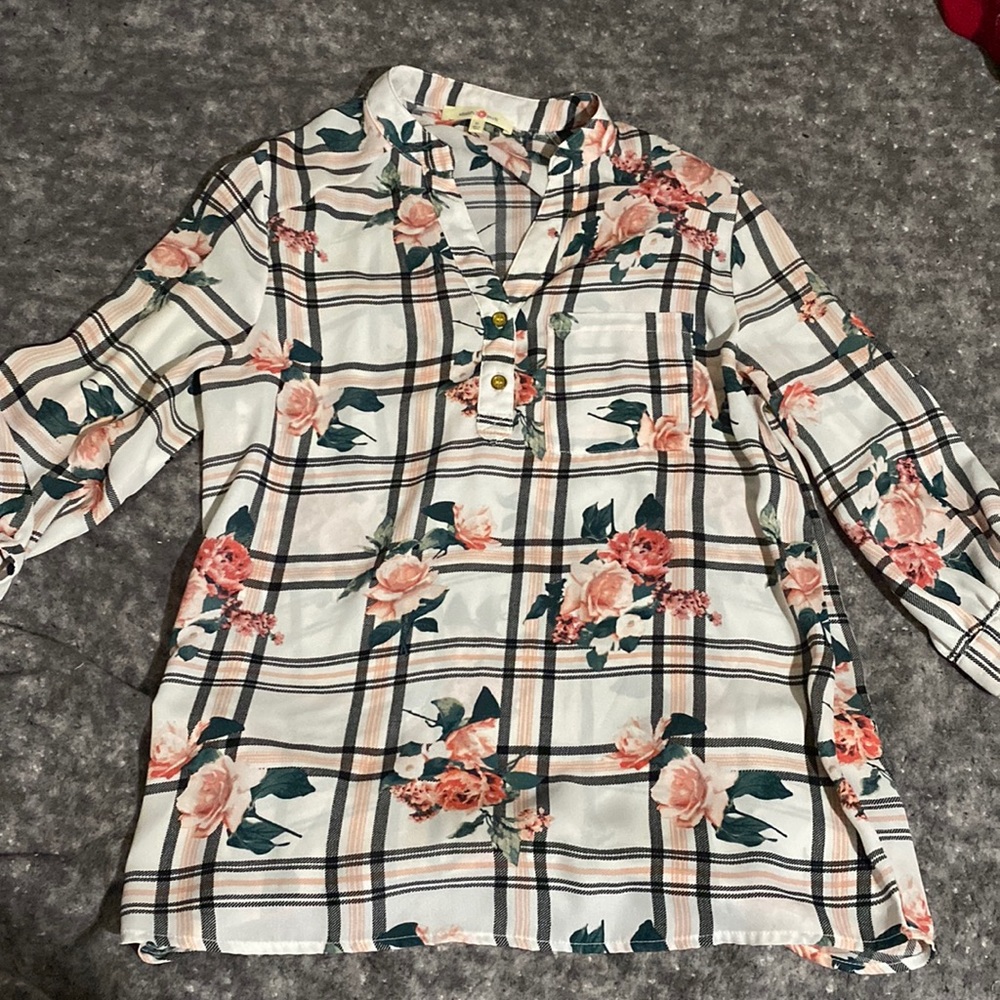 It’s a medium blouse. It does not stretch in the shoulders or arms